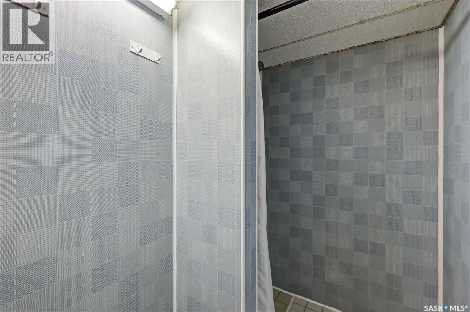 210 Lloyd Crescent, Saskatoon, SK - Indoor Photo Showing Bathroom
