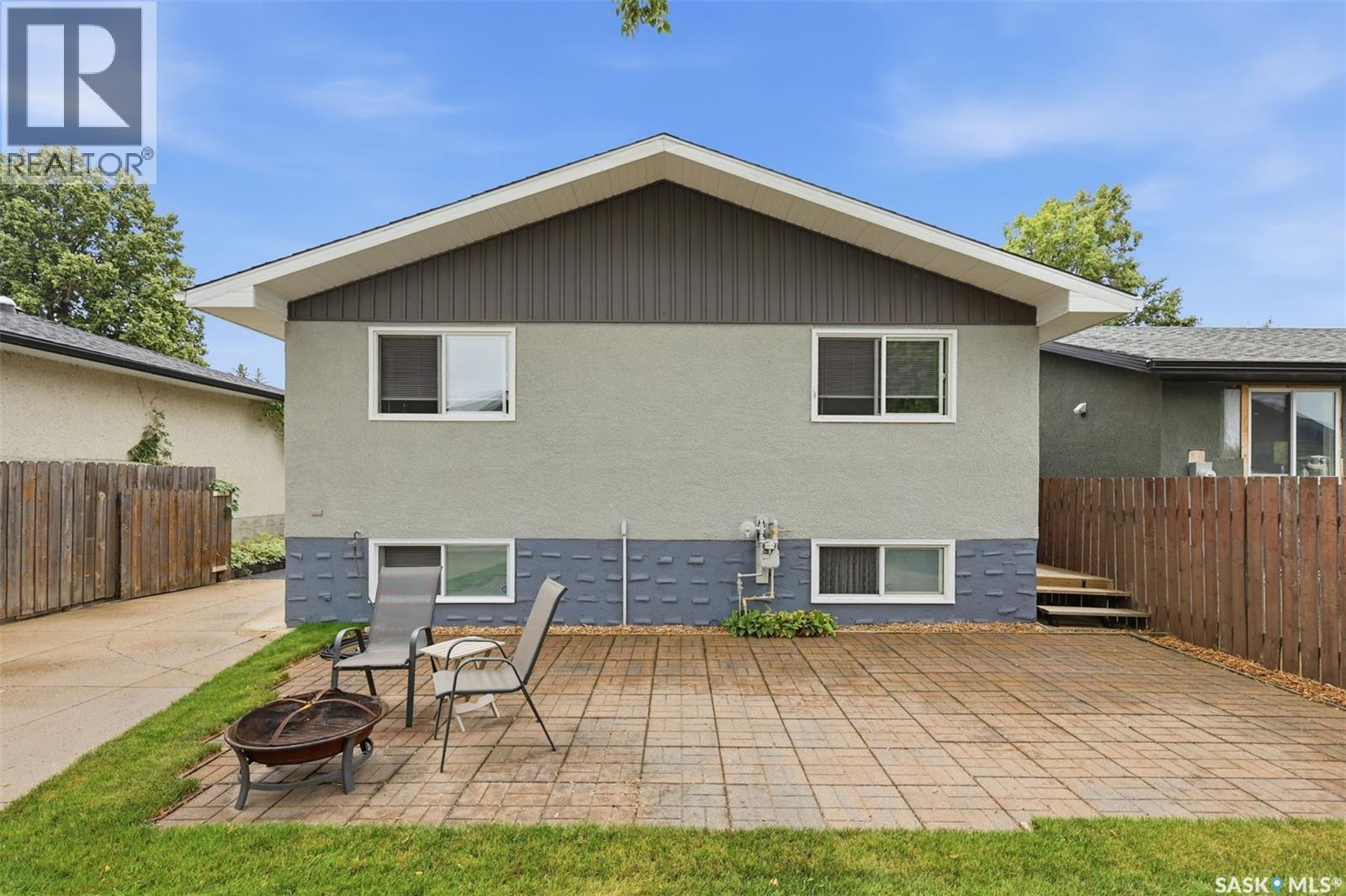 210 Lloyd Crescent, Saskatoon, SK - Outdoor With Exterior