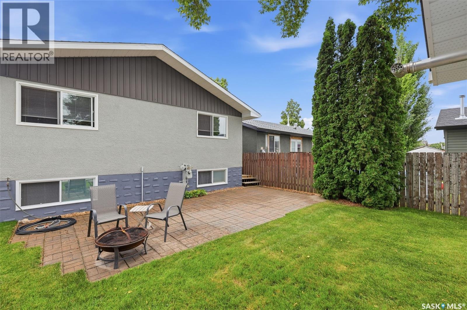210 Lloyd Crescent, Saskatoon, SK - Outdoor With Exterior