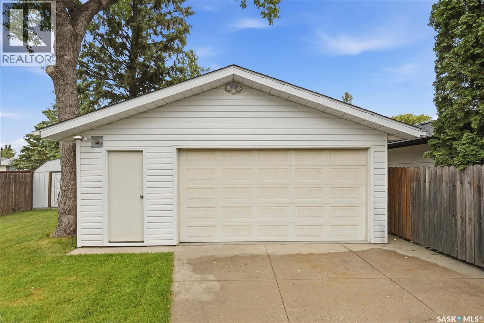 210 Lloyd Crescent, Saskatoon, SK - Outdoor With Exterior