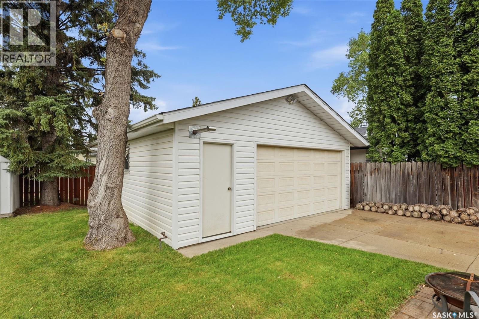 210 Lloyd Crescent, Saskatoon, SK - Outdoor