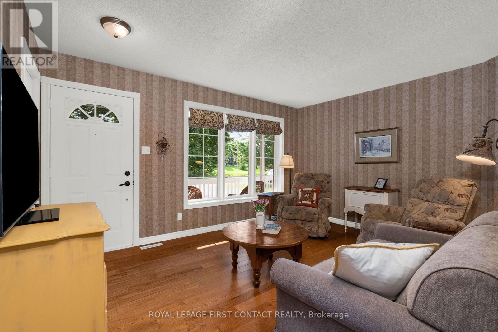 22 Procee Circle, Oro-Medonte, ON - Indoor Photo Showing Living Room