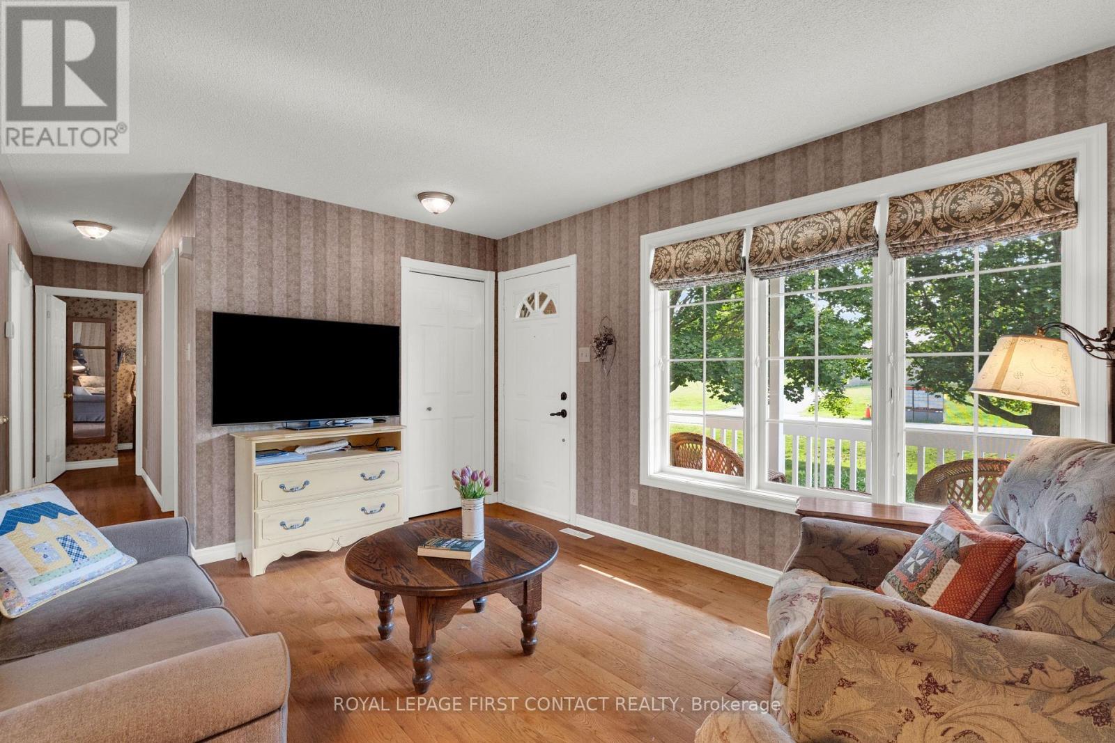 22 Procee Circle, Oro-Medonte, ON - Indoor Photo Showing Living Room