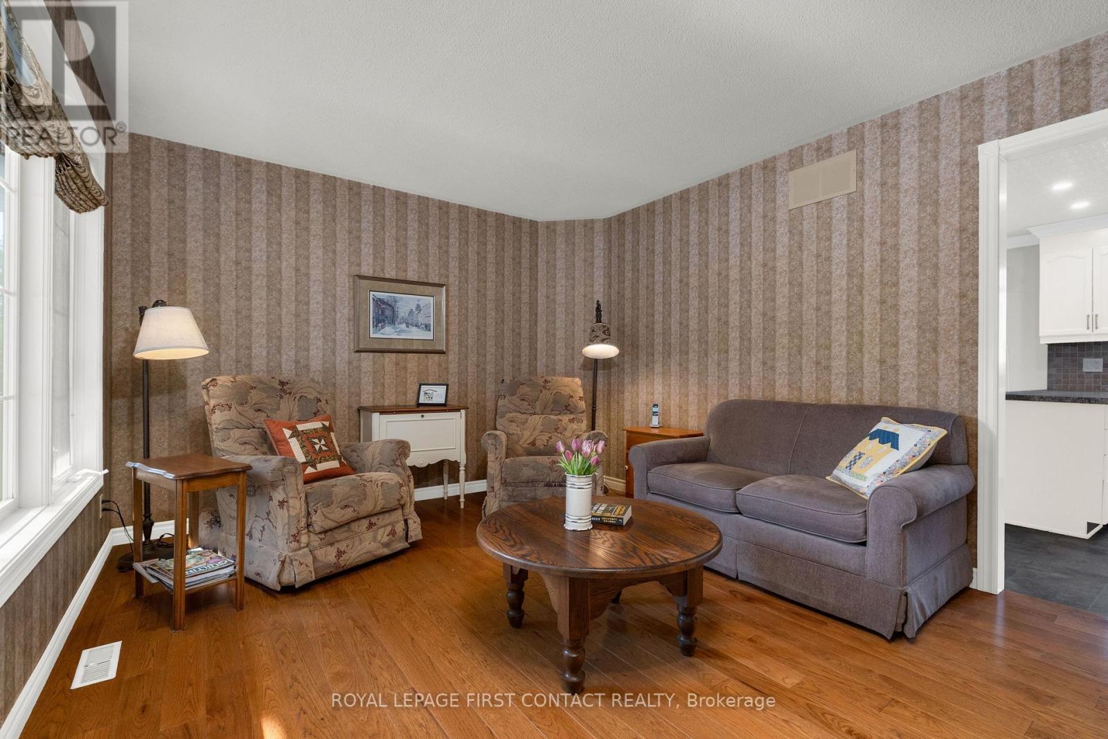 22 Procee Circle, Oro-Medonte, ON - Indoor Photo Showing Living Room