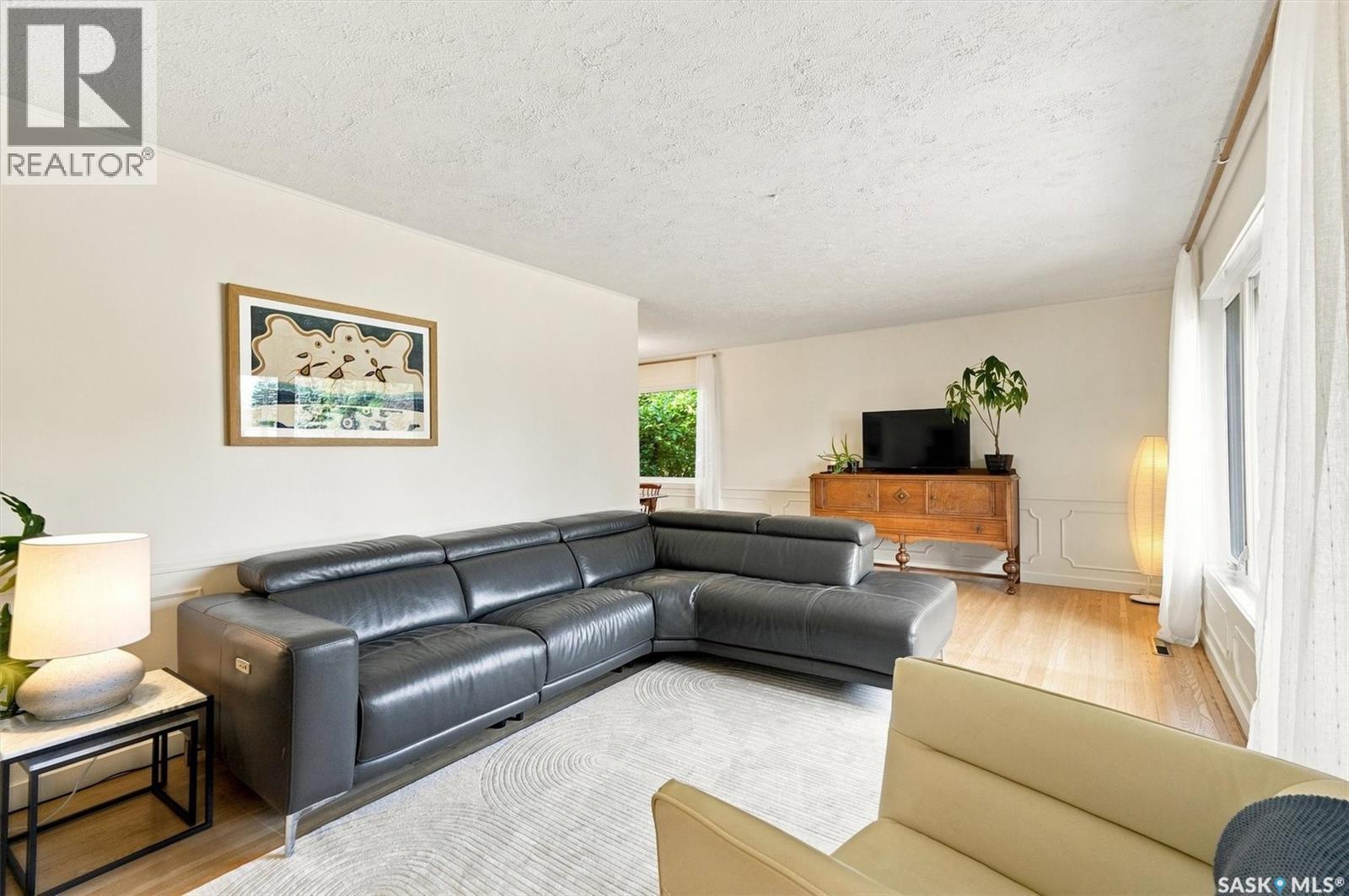 2202 Albert Avenue, Saskatoon, SK - Indoor Photo Showing Living Room