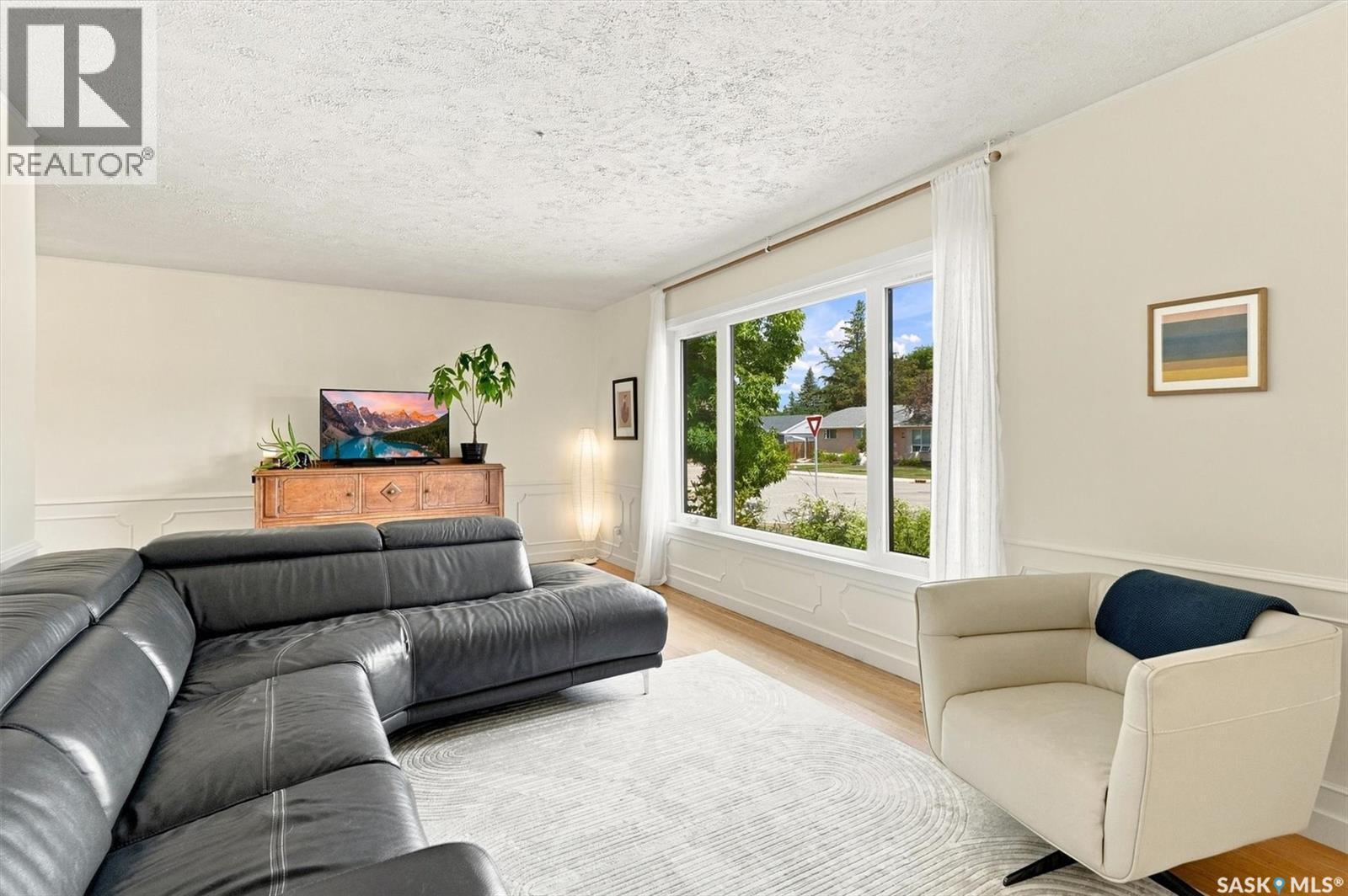 2202 Albert Avenue, Saskatoon, SK - Indoor Photo Showing Living Room