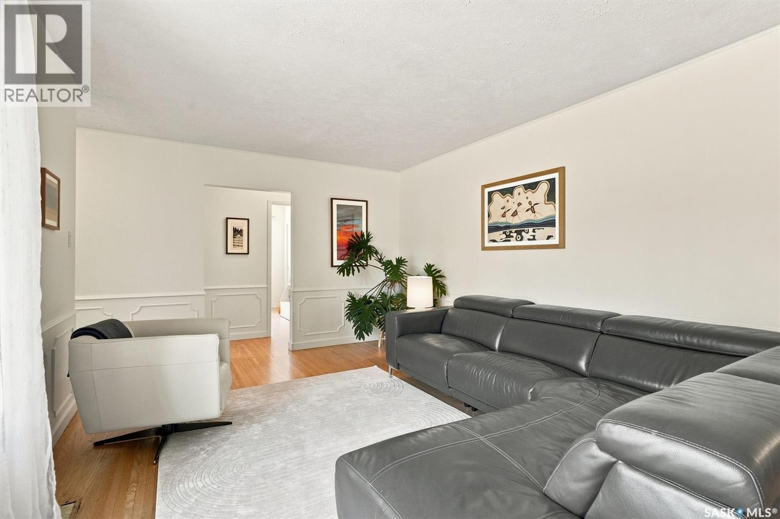 2202 Albert Avenue, Saskatoon, SK - Indoor Photo Showing Living Room