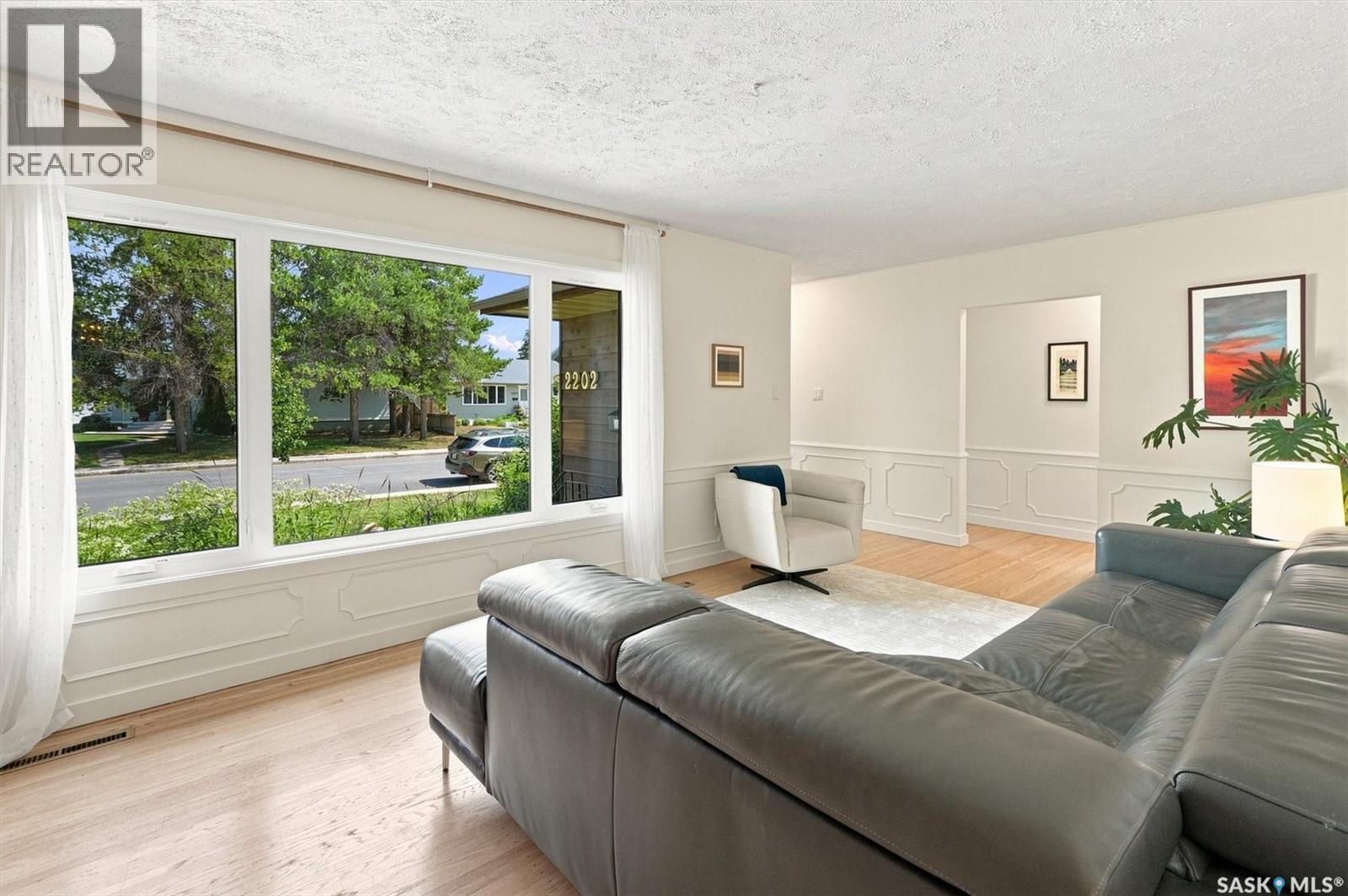 2202 Albert Avenue, Saskatoon, SK - Indoor Photo Showing Living Room