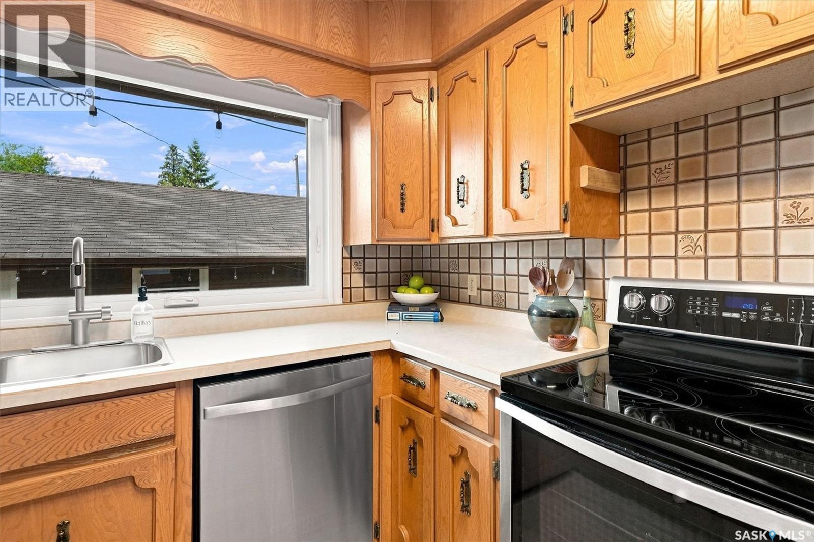 2202 Albert Avenue, Saskatoon, SK - Indoor Photo Showing Kitchen