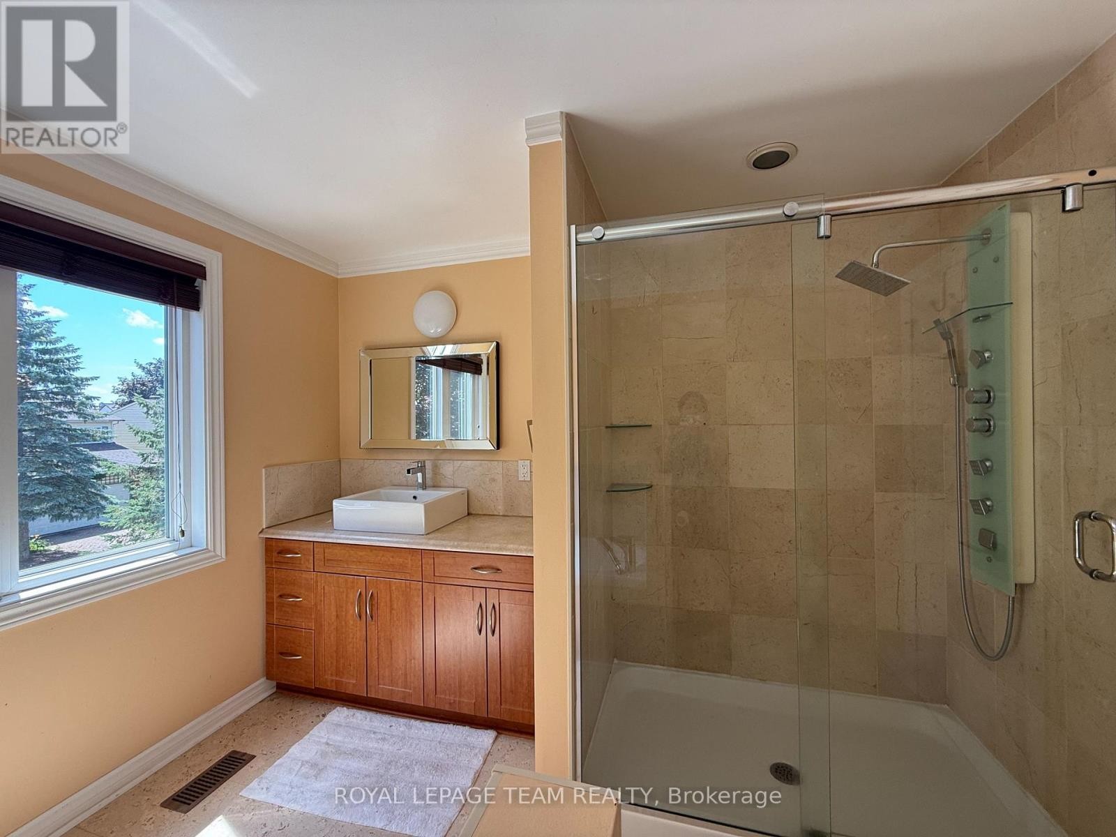 Master en-suite with standing shower and Tub - 31 Rastila Crescent, Ottawa, ON