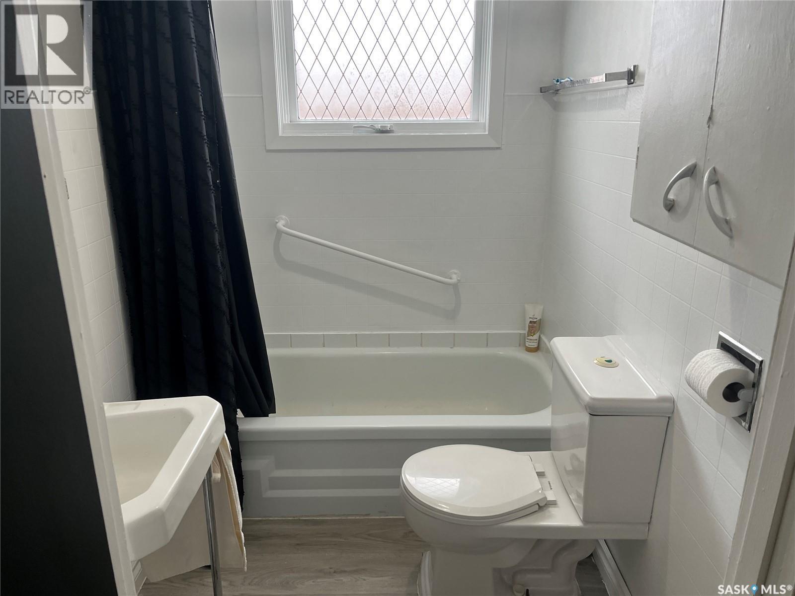 164 4Th Street W, Mankota, SK - Indoor Photo Showing Bathroom