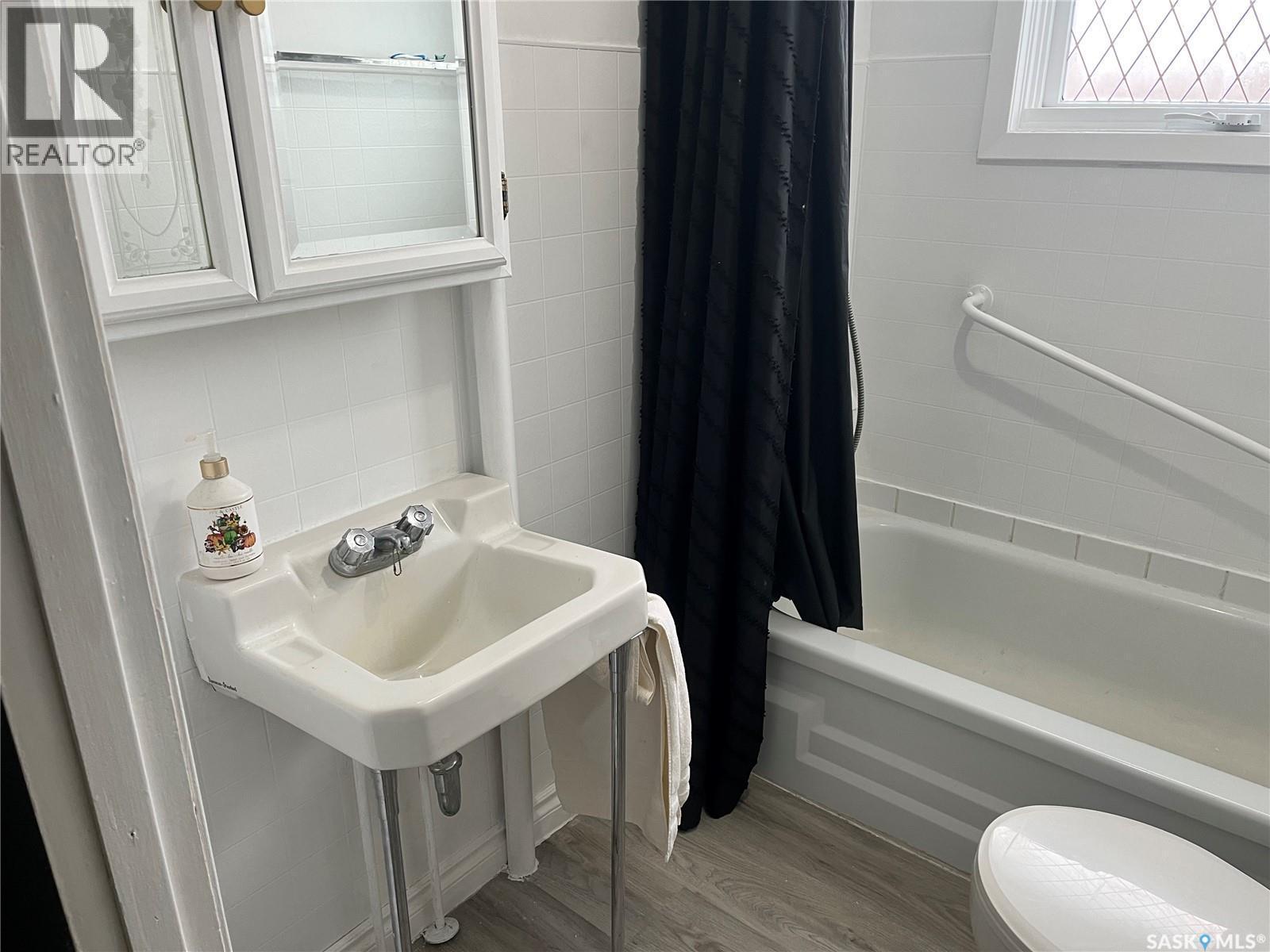 164 4Th Street W, Mankota, SK - Indoor Photo Showing Bathroom