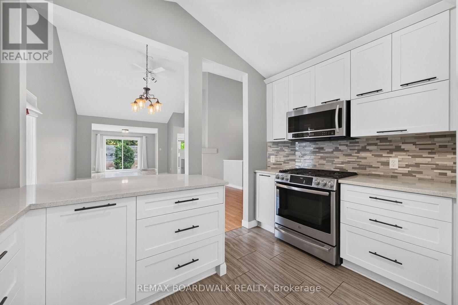22 Burnstead Crescent, Ottawa, ON - Indoor Photo Showing Kitchen With Upgraded Kitchen
