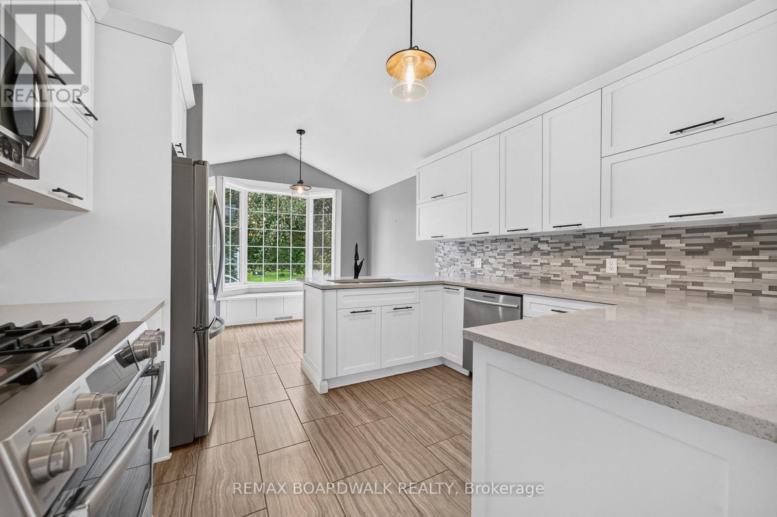 22 Burnstead Crescent, Ottawa, ON - Indoor Photo Showing Kitchen With Upgraded Kitchen