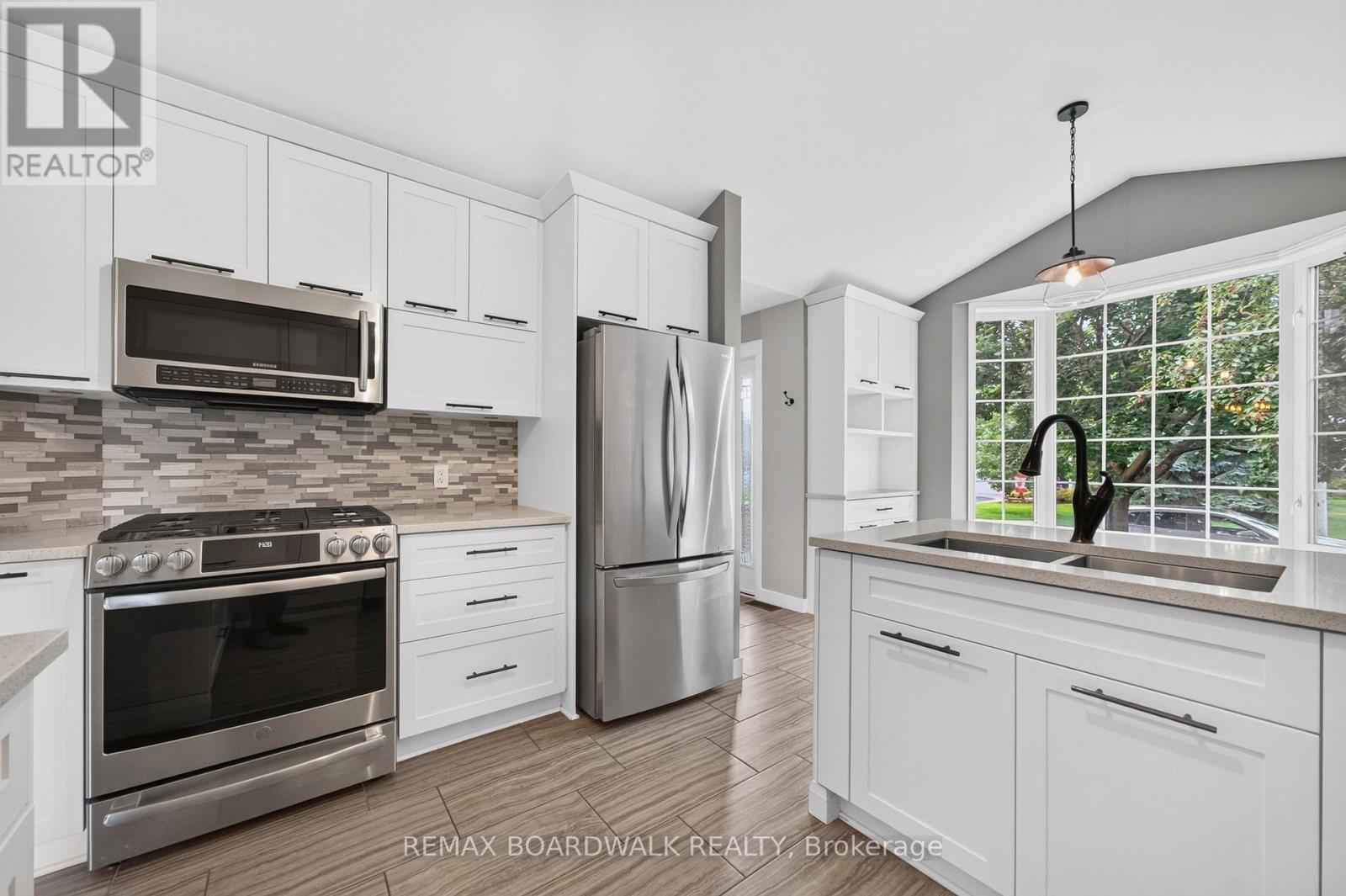 22 Burnstead Crescent, Ottawa, ON - Indoor Photo Showing Kitchen With Double Sink With Upgraded Kitchen