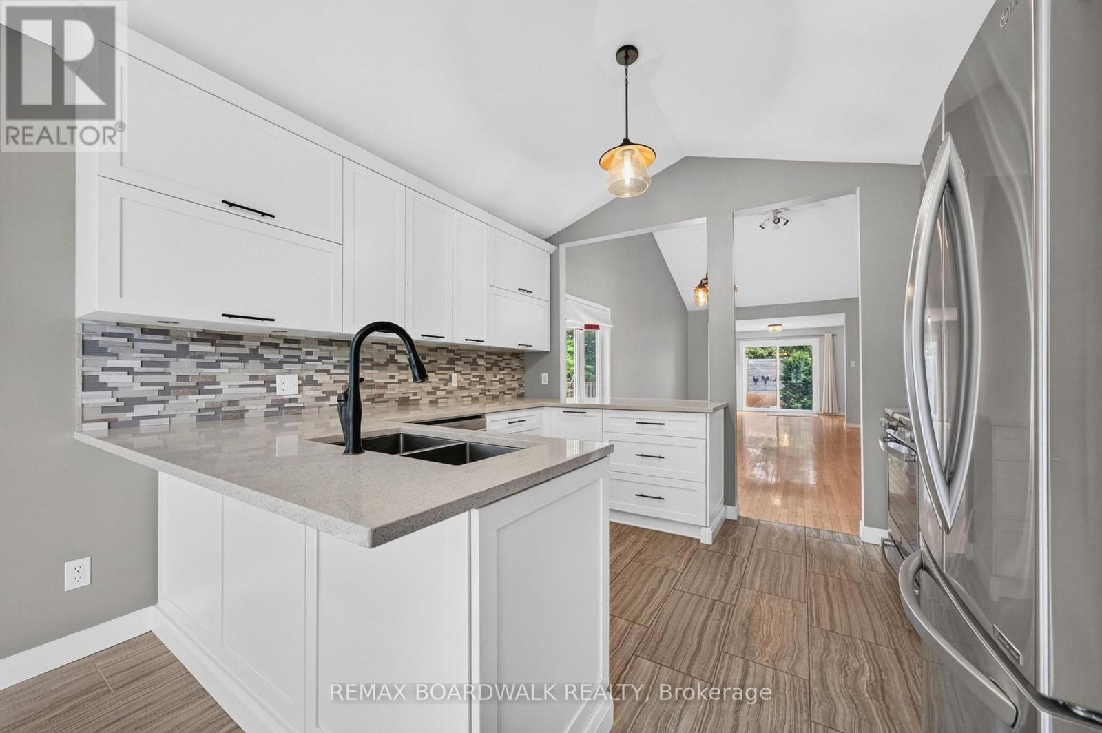 22 Burnstead Crescent, Ottawa, ON - Indoor Photo Showing Kitchen With Double Sink With Upgraded Kitchen
