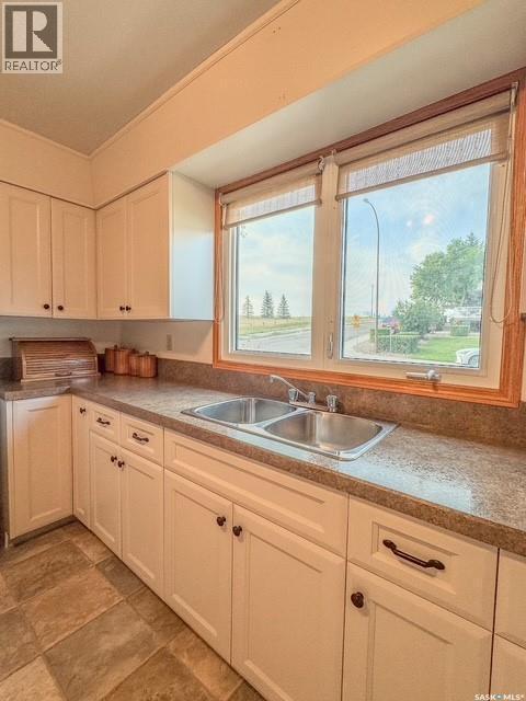 385 Aspen Drive, Swift Current, SK - Indoor Photo Showing Kitchen With Double Sink