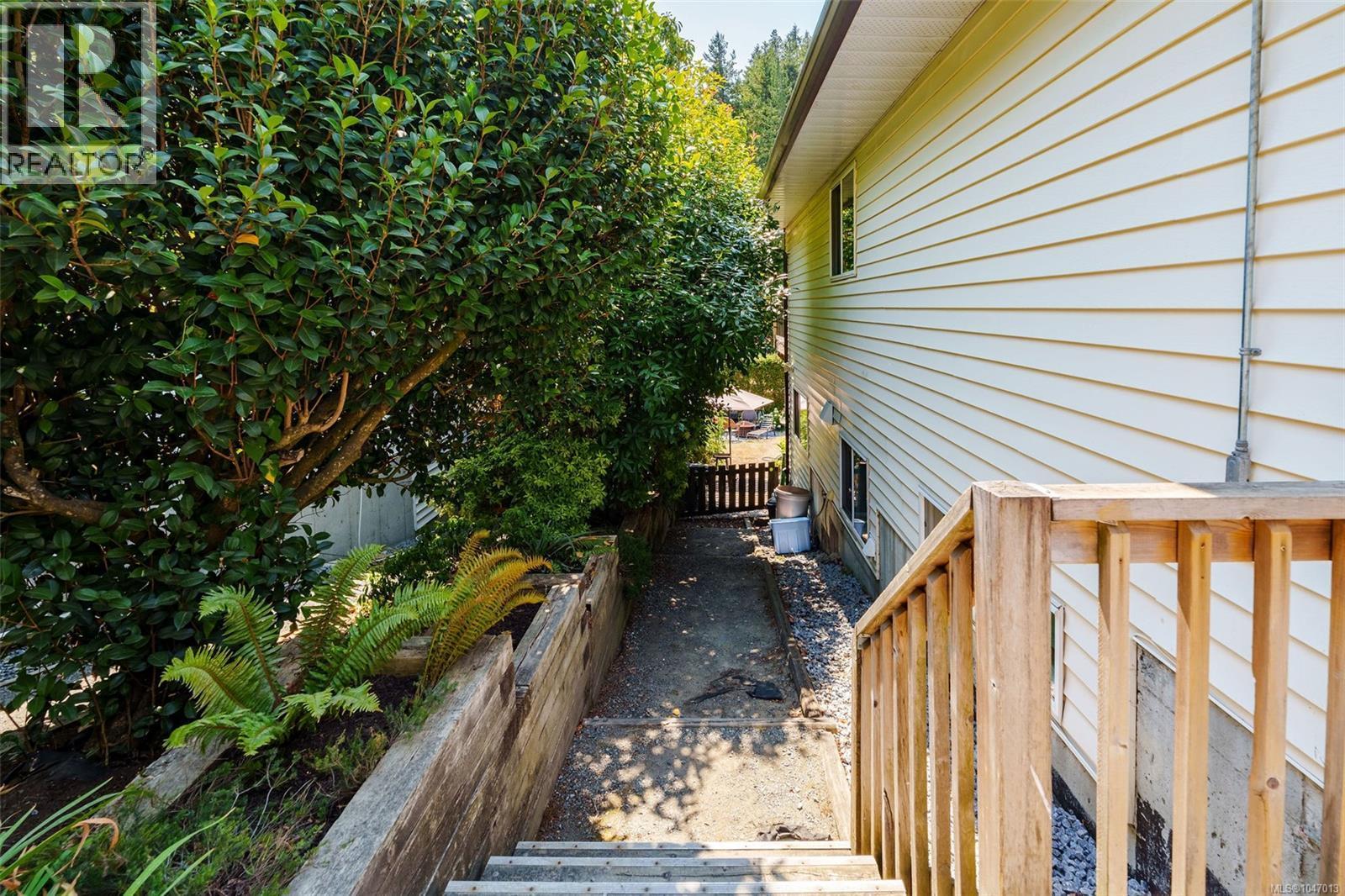 Downstairs suite access - 4105 Ross Rd, Nanaimo, BC - Outdoor