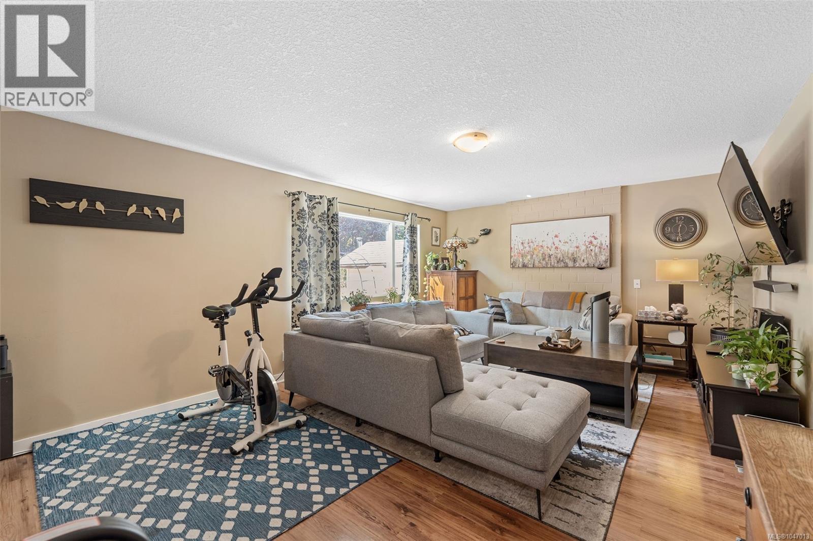 Good sized living room with recessed lighting, wood-finish flooring. - 4105 Ross Rd, Nanaimo, BC - Indoor
