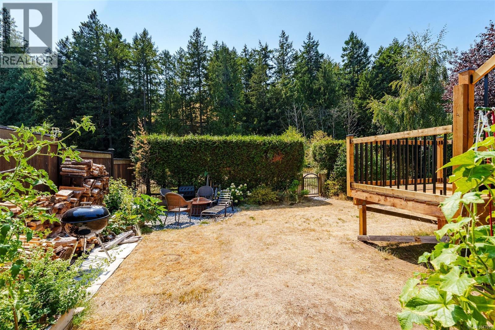 Tall hedge and gate access to serene Trillium Park - 4105 Ross Rd, Nanaimo, BC - Outdoor