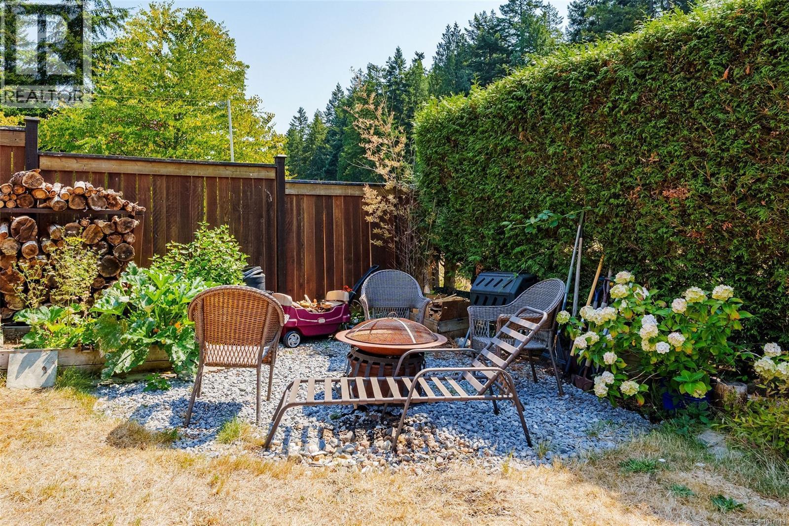 Quiet corner for evening fires. - 4105 Ross Rd, Nanaimo, BC - Outdoor With Deck Patio Veranda