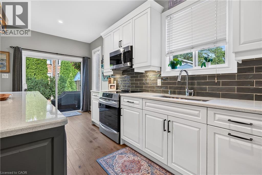 92 Morrison Crescent, Grimsby, ON - Indoor Photo Showing Kitchen With Upgraded Kitchen