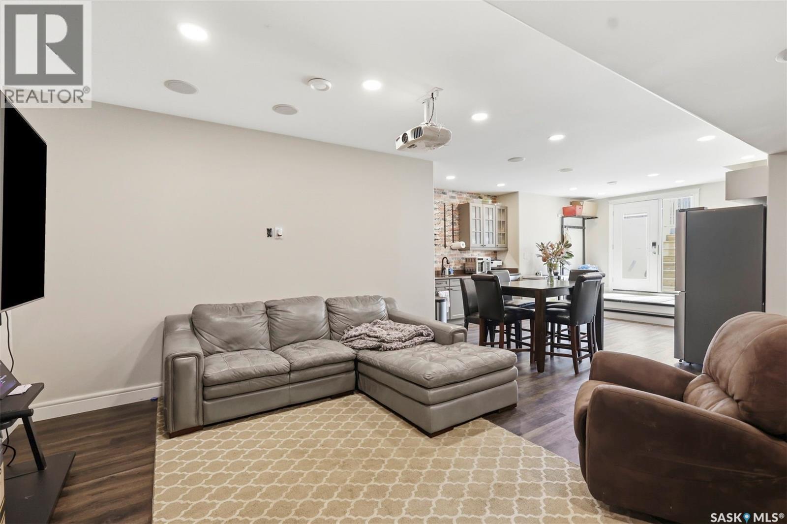 419 Salloum Bay, Saskatoon, SK - Indoor Photo Showing Living Room