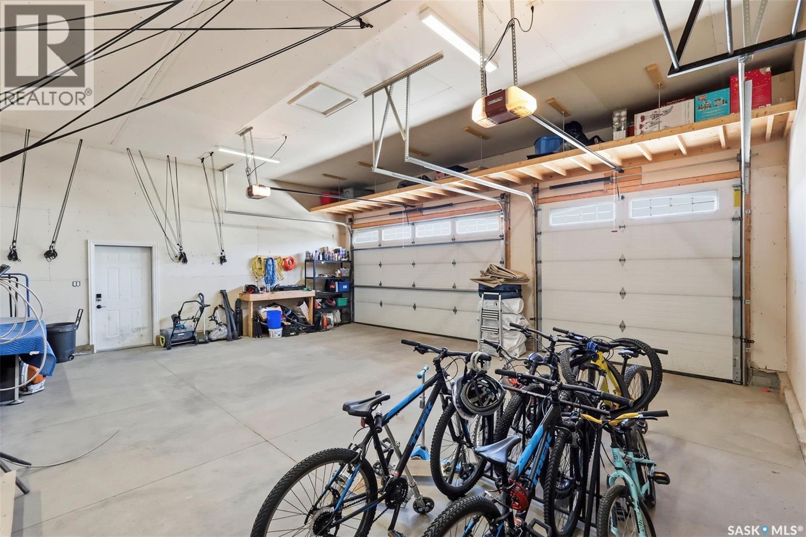 419 Salloum Bay, Saskatoon, SK - Indoor Photo Showing Garage