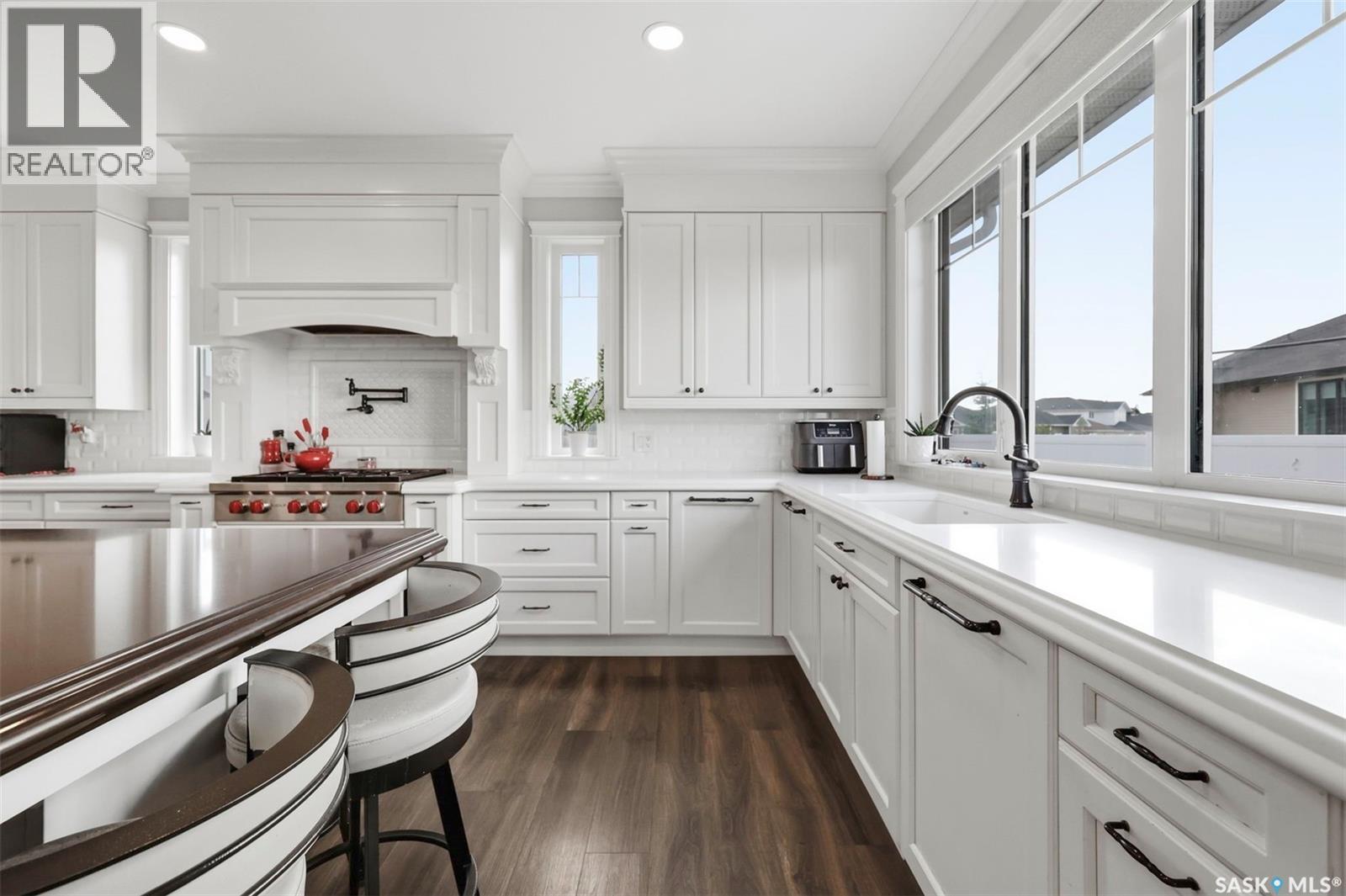 419 Salloum Bay, Saskatoon, SK - Indoor Photo Showing Kitchen With Upgraded Kitchen