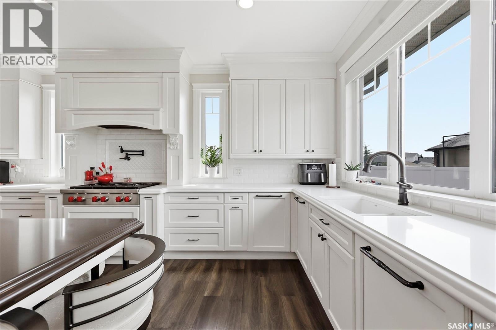 419 Salloum Bay, Saskatoon, SK - Indoor Photo Showing Kitchen With Upgraded Kitchen