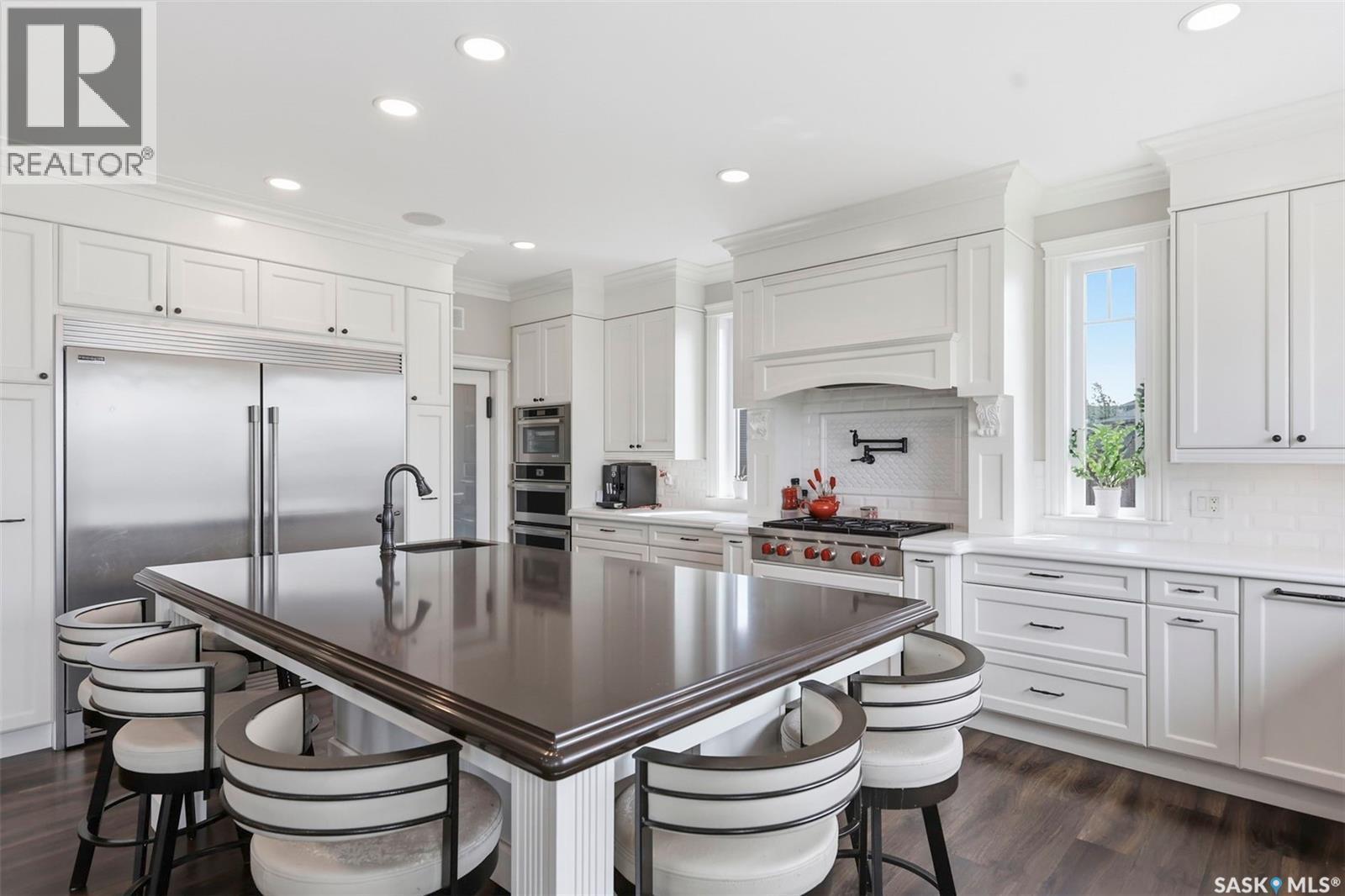 419 Salloum Bay, Saskatoon, SK - Indoor Photo Showing Kitchen With Upgraded Kitchen