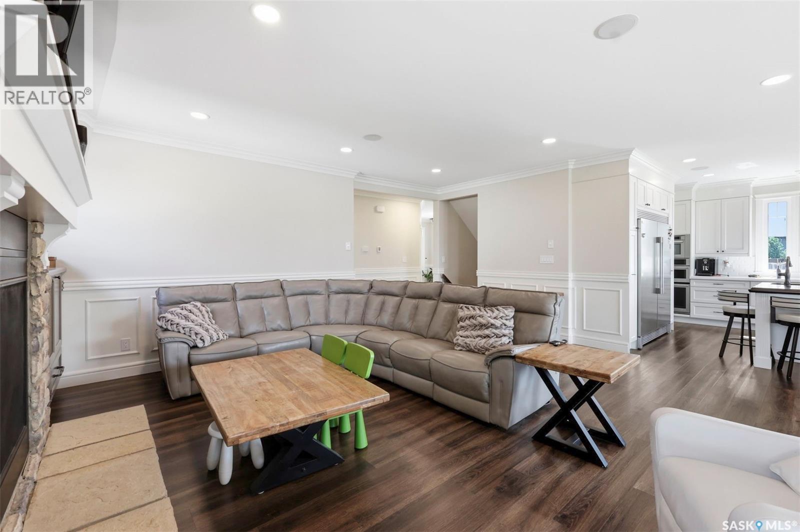 419 Salloum Bay, Saskatoon, SK - Indoor Photo Showing Living Room