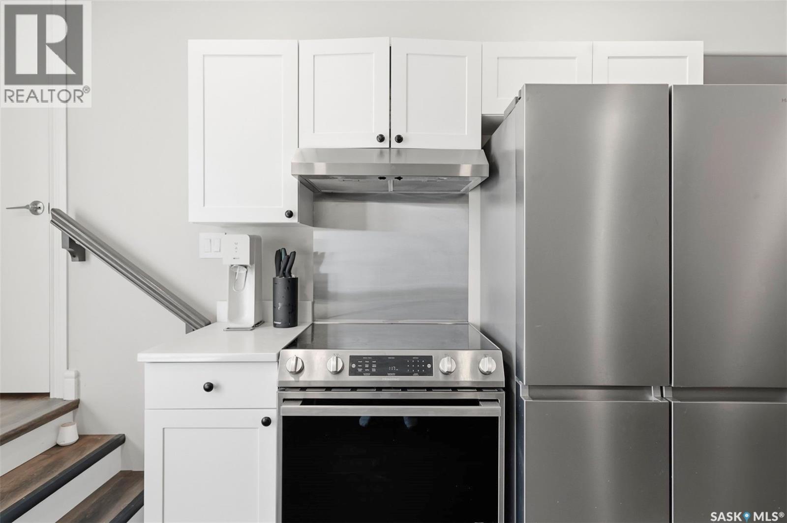 419 Salloum Bay, Saskatoon, SK - Indoor Photo Showing Kitchen
