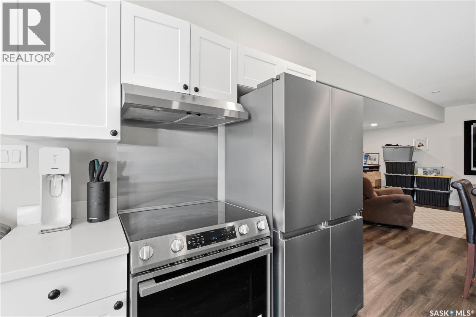 419 Salloum Bay, Saskatoon, SK - Indoor Photo Showing Kitchen