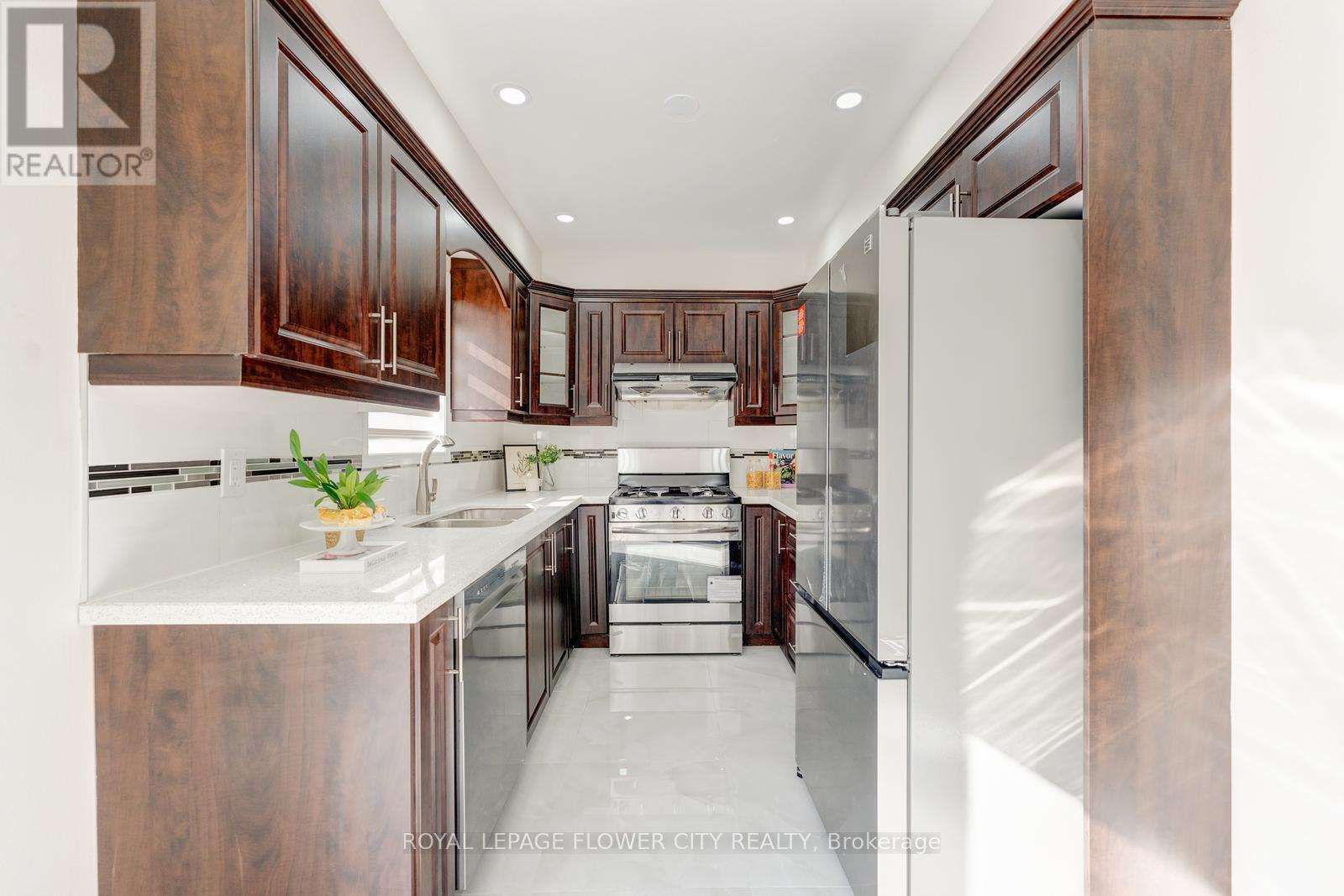 7 Penbridge Circle, Brampton, ON - Indoor Photo Showing Kitchen With Double Sink