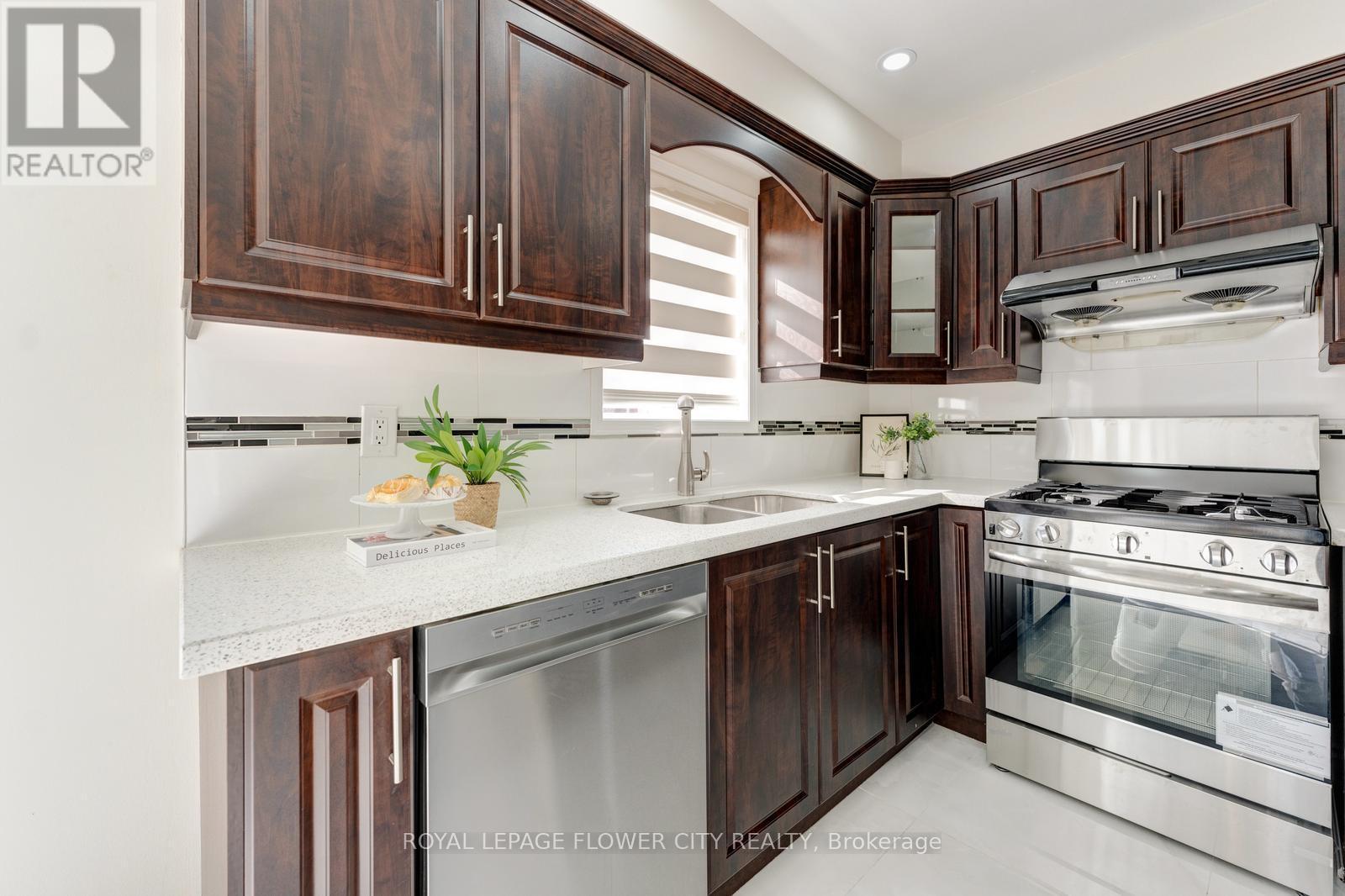 7 Penbridge Circle, Brampton, ON - Indoor Photo Showing Kitchen With Double Sink