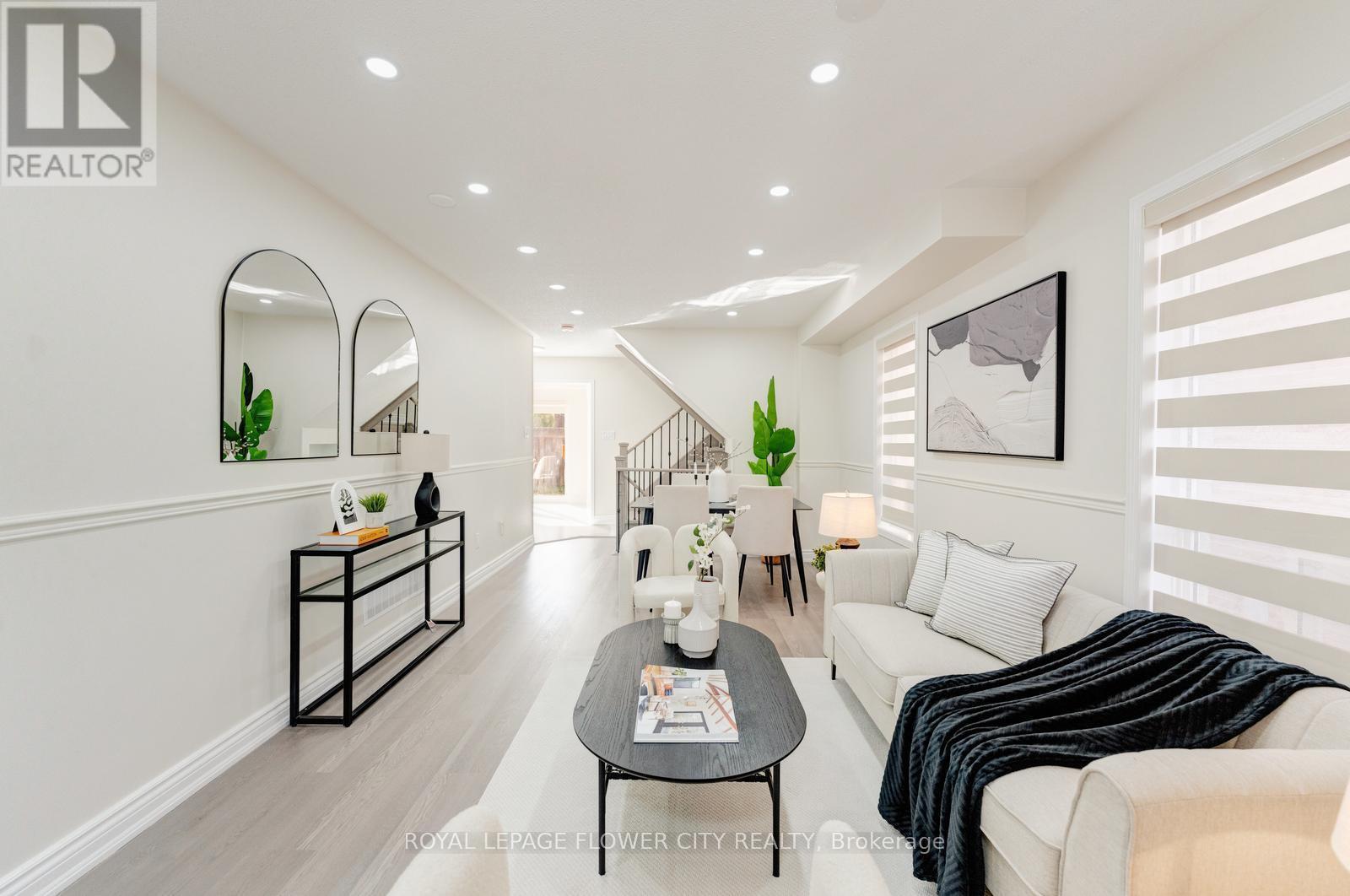 7 Penbridge Circle, Brampton, ON - Indoor Photo Showing Living Room