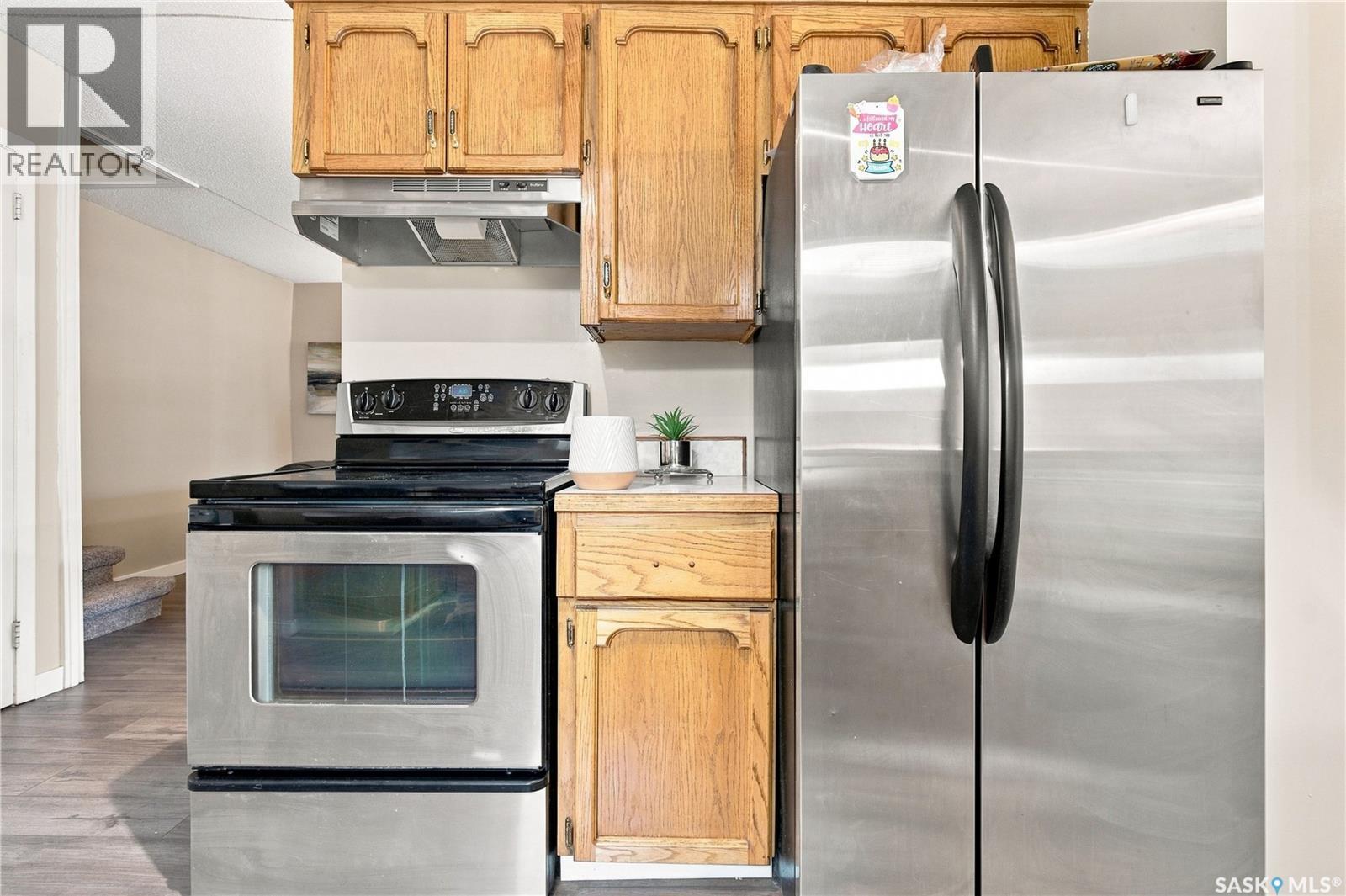 80 Spence Street, Regina, SK - Indoor Photo Showing Kitchen With Stainless Steel Kitchen
