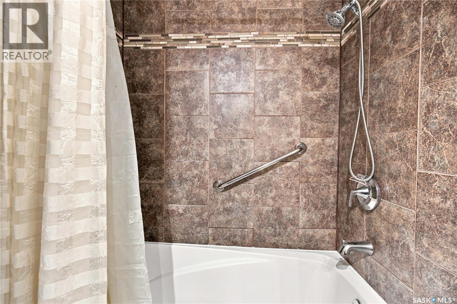 80 Spence Street, Regina, SK - Indoor Photo Showing Bathroom