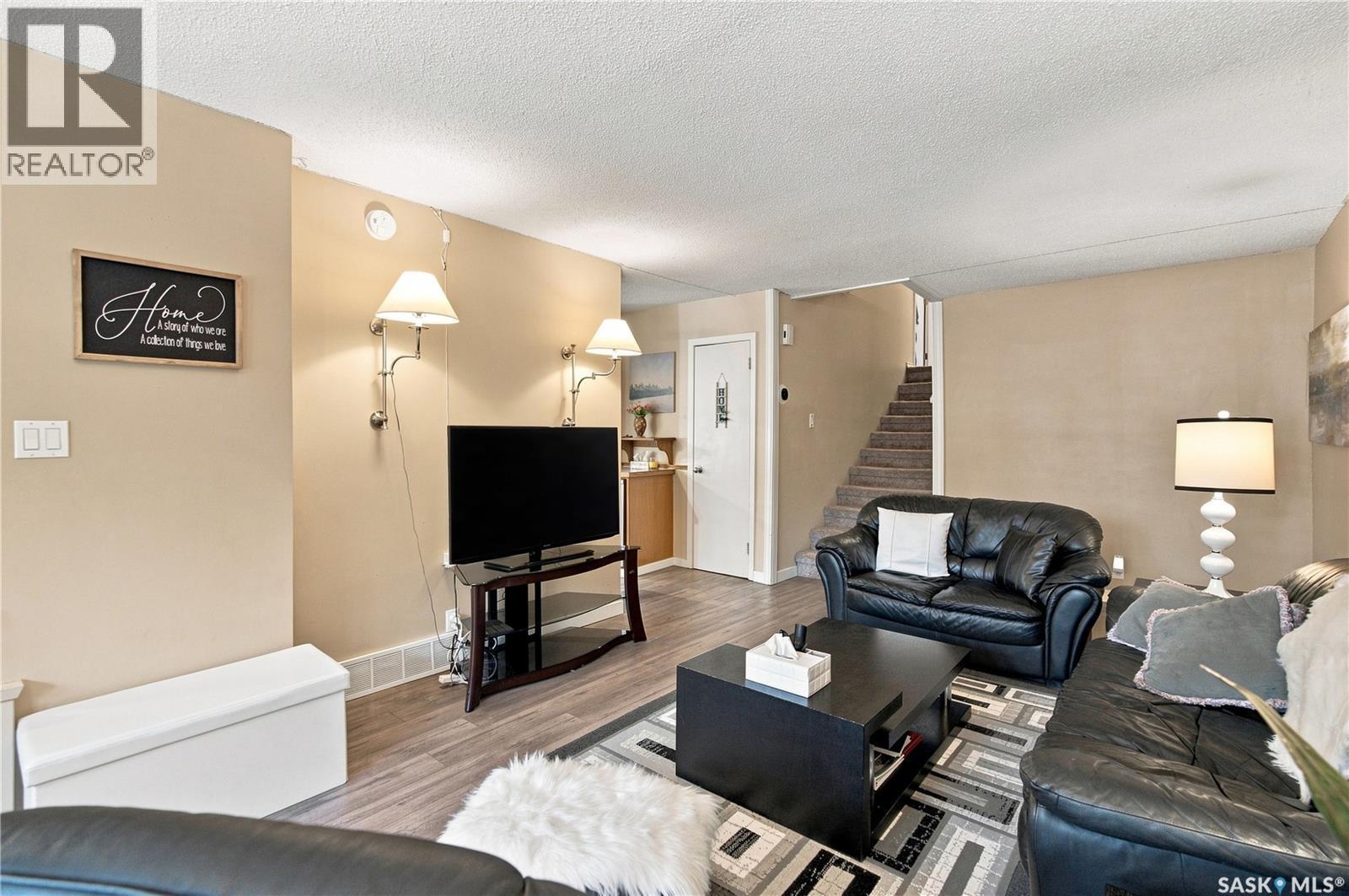80 Spence Street, Regina, SK - Indoor Photo Showing Living Room