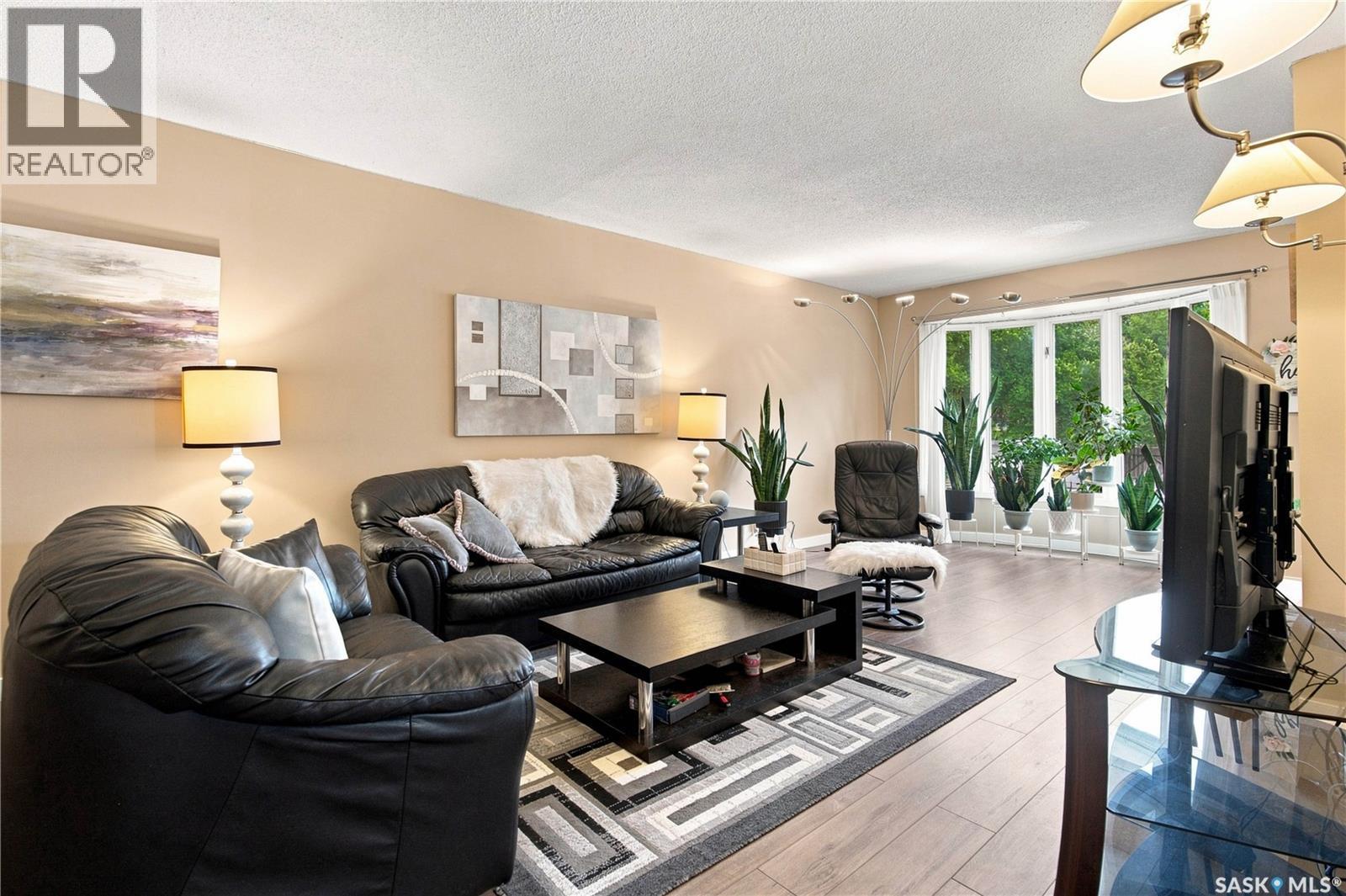 80 Spence Street, Regina, SK - Indoor Photo Showing Living Room