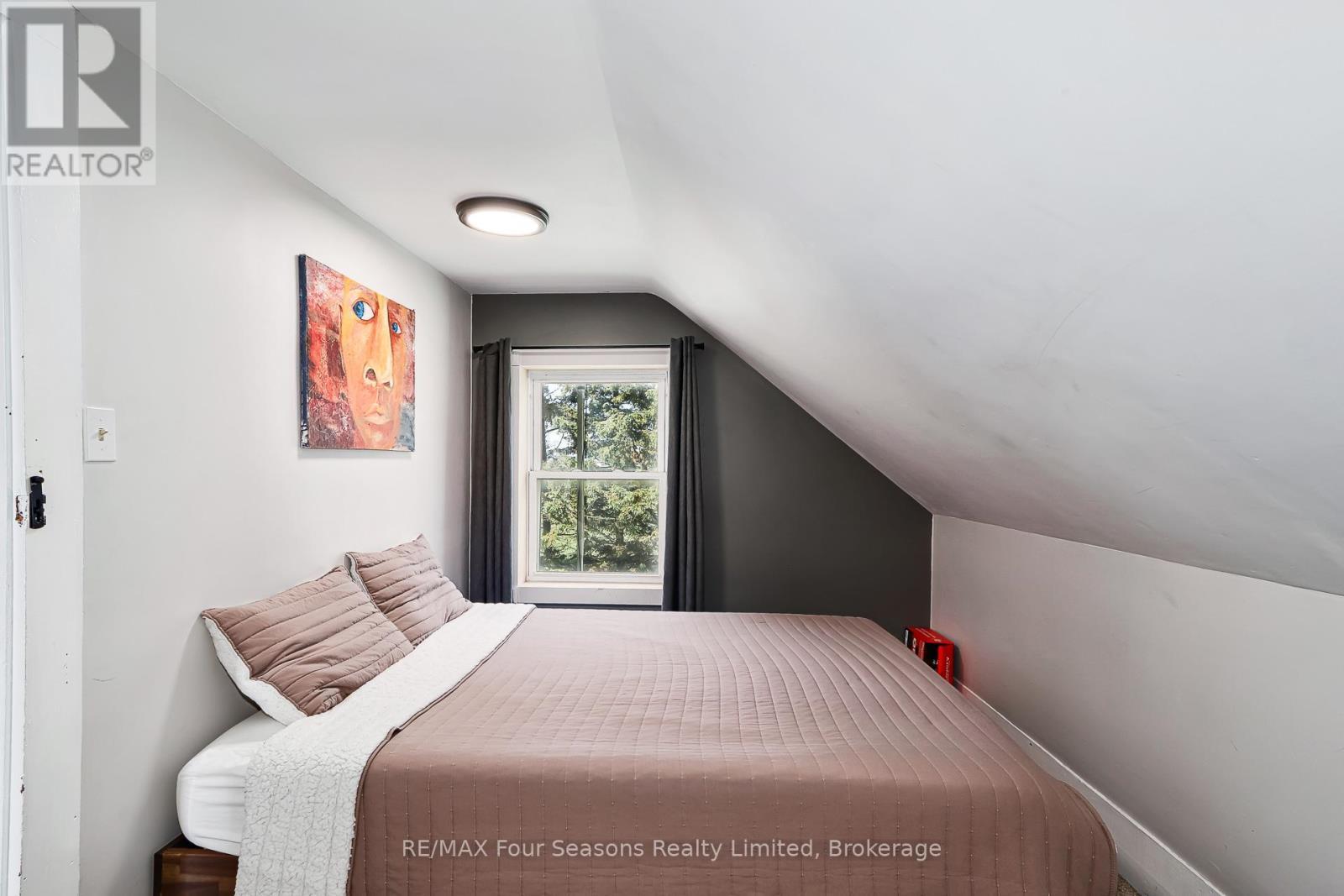 5803 26 Highway, Clearview, ON - Indoor Photo Showing Bedroom