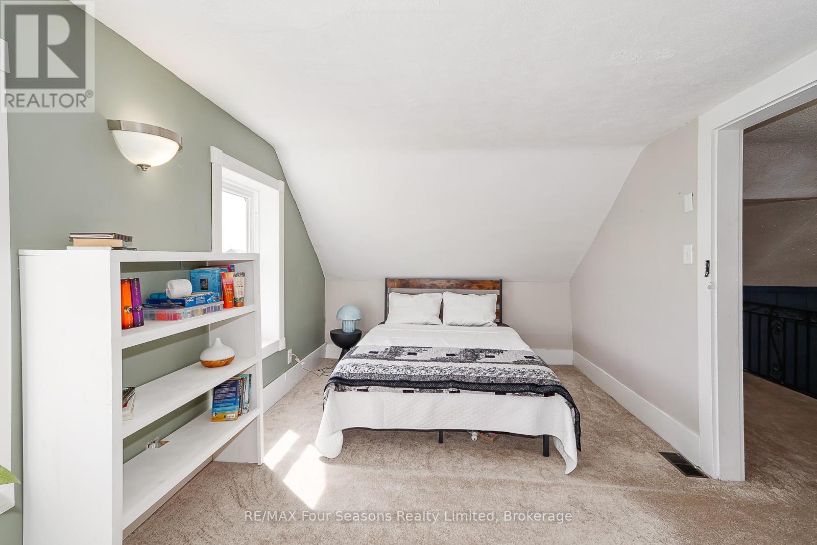 5803 26 Highway, Clearview, ON - Indoor Photo Showing Bedroom