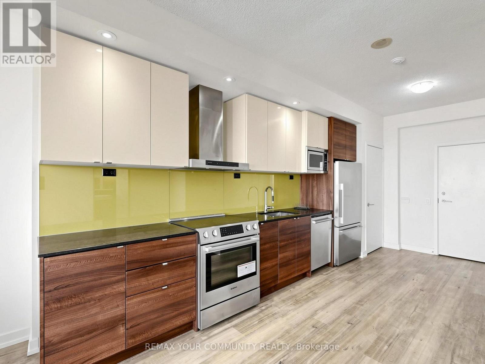 3302 - 121 Mcmahon Drive, Toronto, ON - Indoor Photo Showing Kitchen
