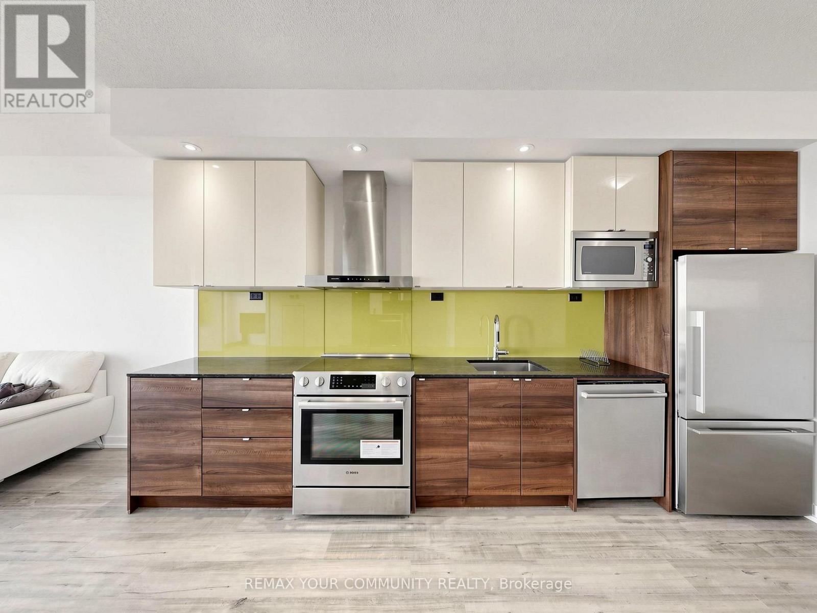 3302 - 121 Mcmahon Drive, Toronto, ON - Indoor Photo Showing Kitchen