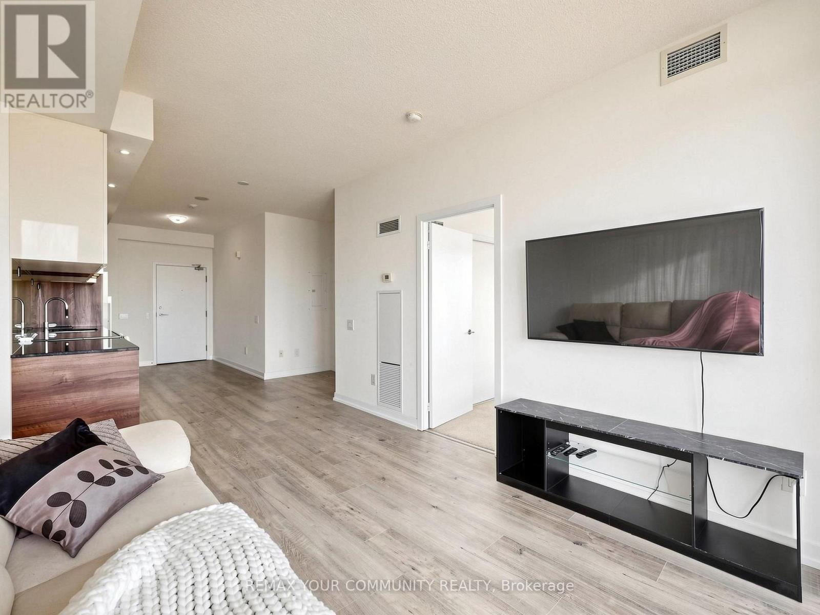 3302 - 121 Mcmahon Drive, Toronto, ON - Indoor Photo Showing Living Room