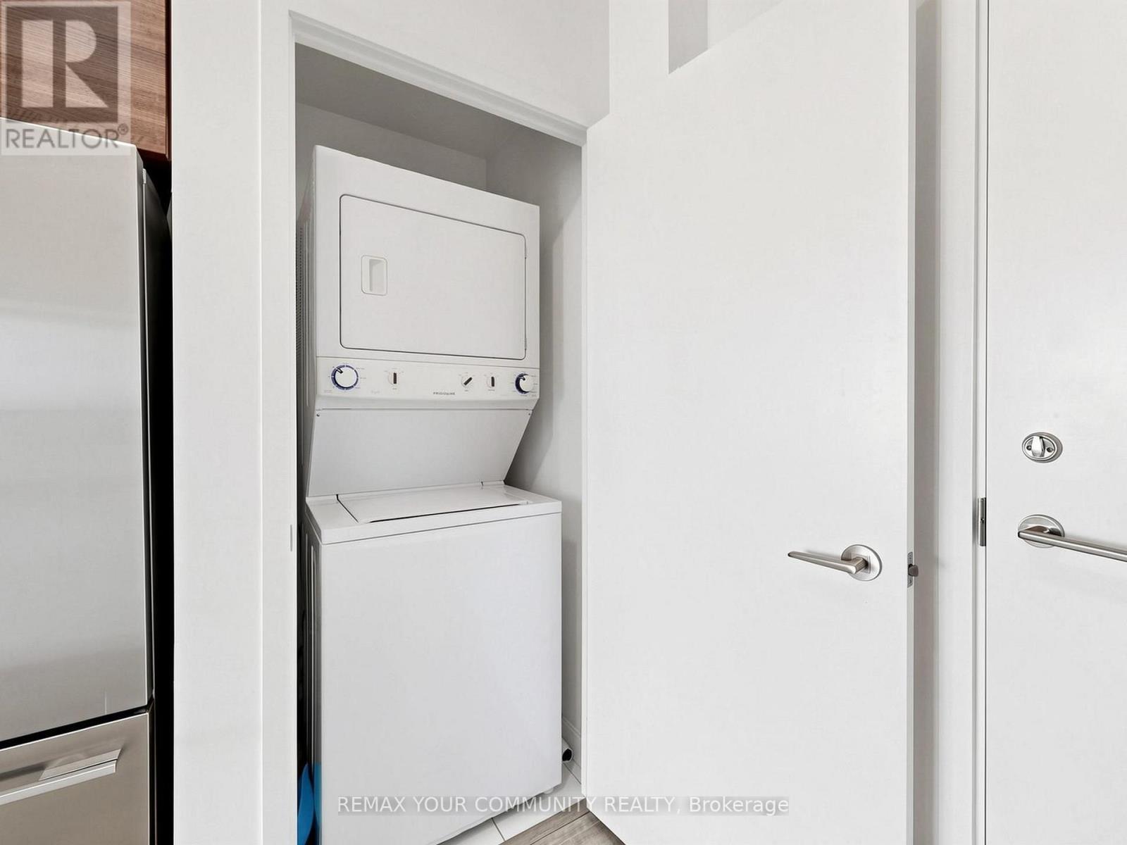 3302 - 121 Mcmahon Drive, Toronto, ON - Indoor Photo Showing Laundry Room