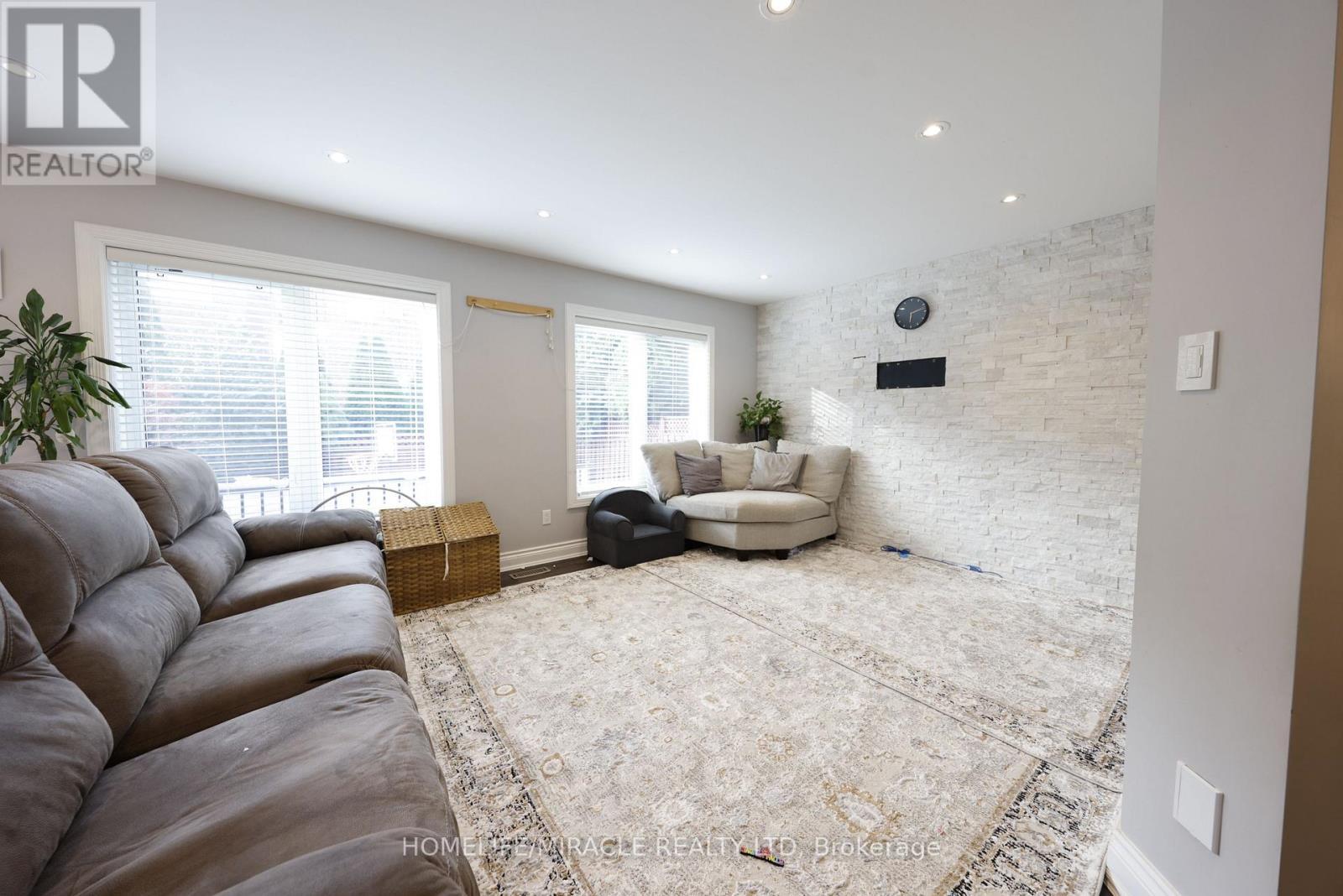 5437 Royal Aberdeen Drive, Mississauga, ON - Indoor Photo Showing Living Room