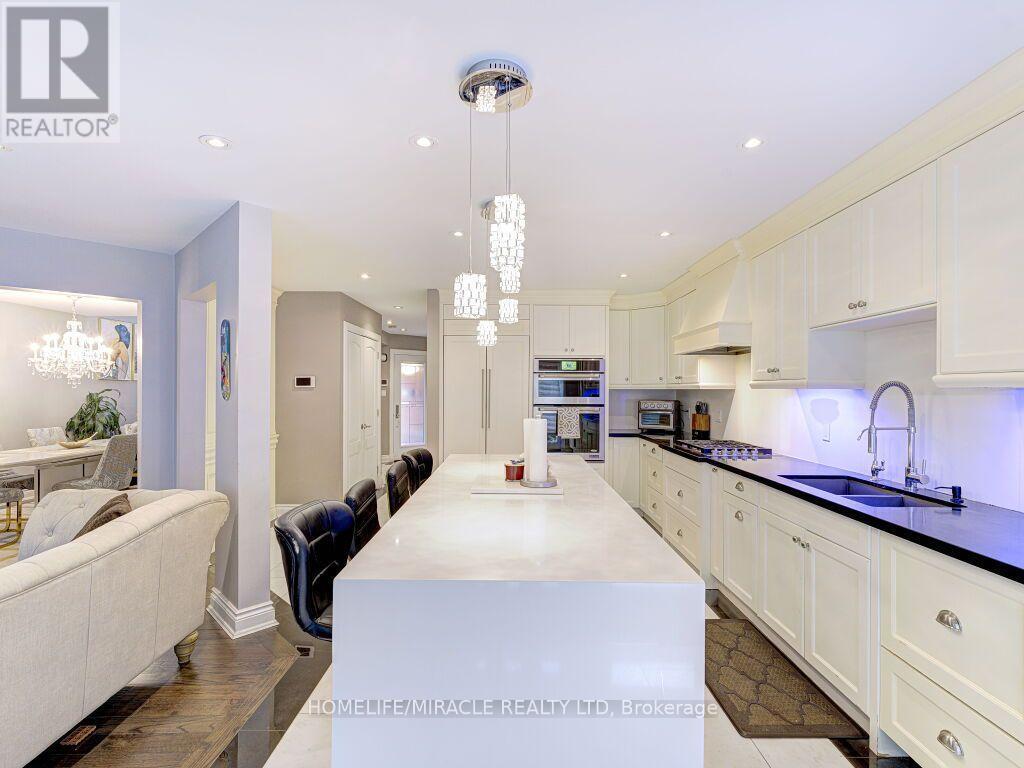 5437 Royal Aberdeen Drive, Mississauga, ON - Indoor Photo Showing Kitchen With Double Sink With Upgraded Kitchen