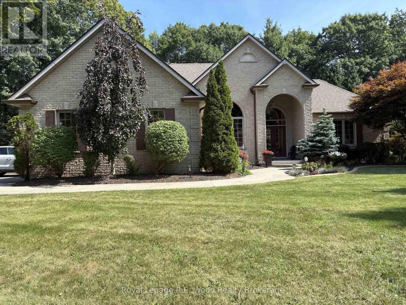2 Whispering Pine Lane, Tillsonburg, ON - Outdoor